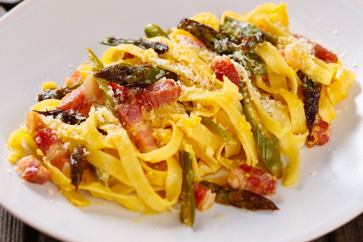 Stroncatura pasta with cream of asparagus