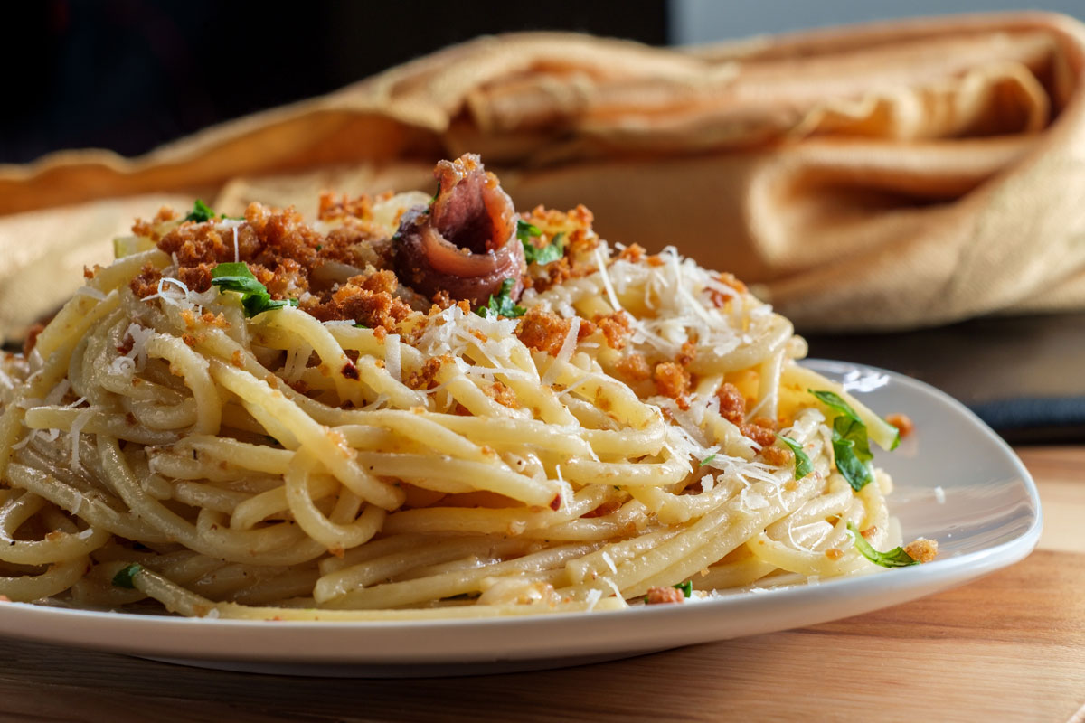 Spaghetti with anchovies and breadcrumb