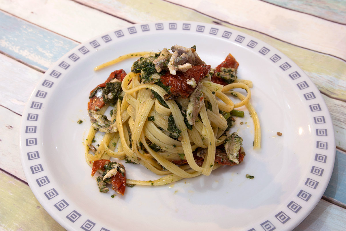 Pasta with dried tomatoes and anchovies