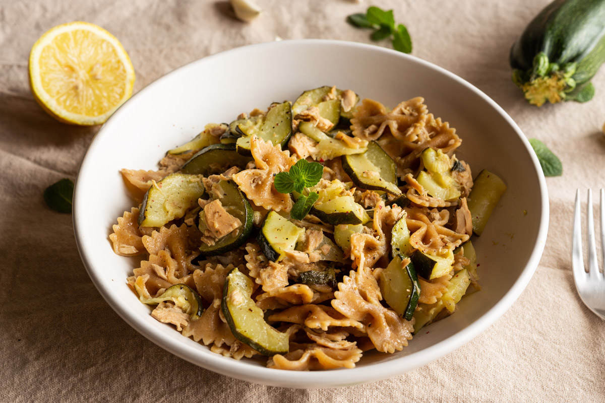 Pasta salad with tuna and courgettes