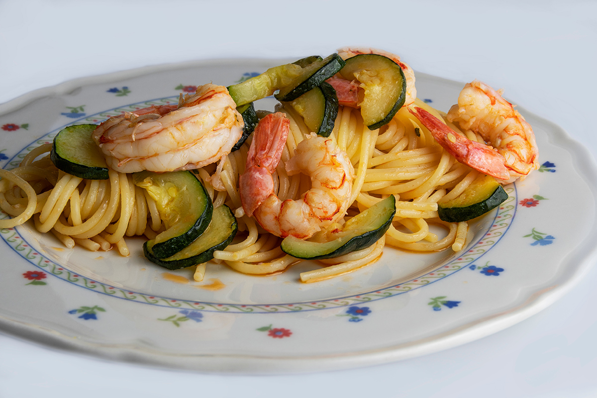 How to cook spaghetti with shrimps and zucchini